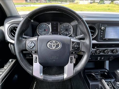 Used 2018 Toyota Tacoma SR5 AWD/4WD image 5