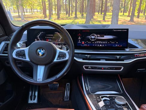 Used 2024 BMW X7 xDrive40i w/ M Sport Package AWD/4WD image 3