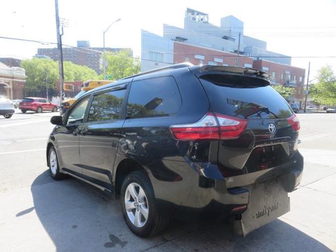 Used 2018 Toyota Sienna LE FWD image 5
