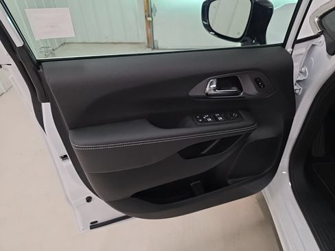New 2026 Chrysler Pacifica Select AWD/4WD image 12