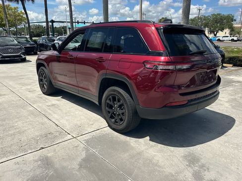 Used 2024 Jeep Grand Cherokee Altitude AWD/4WD image 9