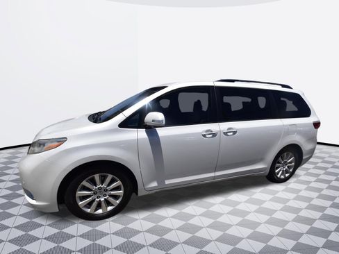 Used 2012 Toyota Sienna Limited w/ Premium Pkg FWD image 2