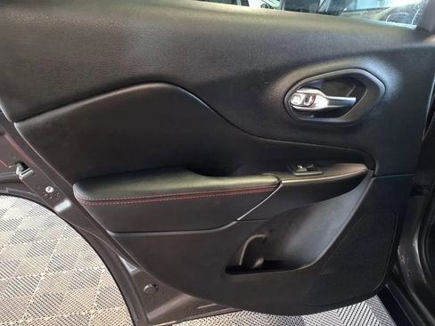 Used 2019 Jeep Cherokee Trailhawk image 15