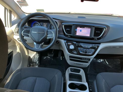 Used 2022 Chrysler Voyager LX image 13