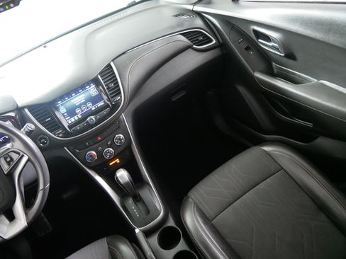 Used 2019 Chevrolet Trax LT w/ LT Convenience Package image 11