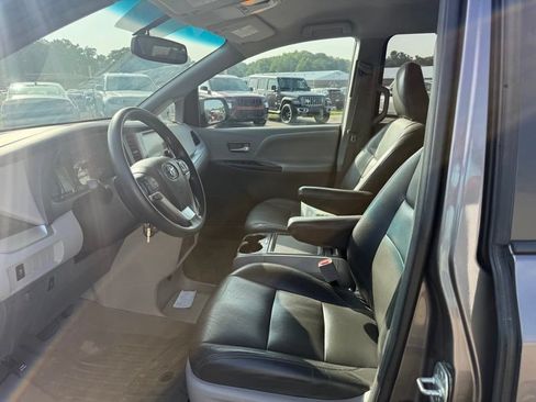 Used 2016 Toyota Sienna LE FWD image 10