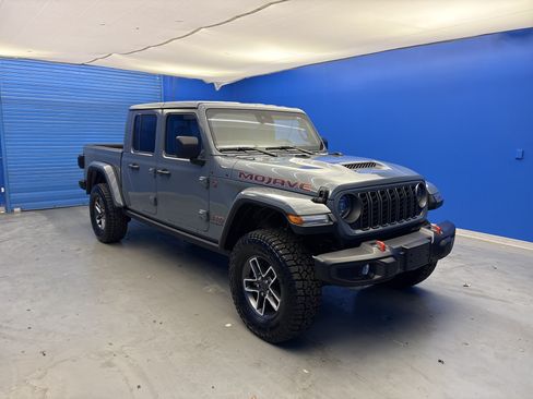 Used 2025 Jeep Gladiator Mojave w/ Convenience Group AWD/4WD image 2