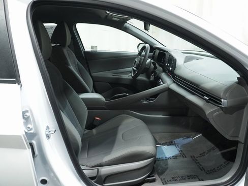 Certified 2025 Hyundai Elantra SE image 12