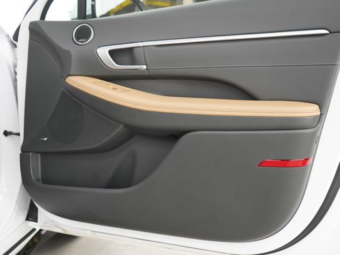 Certified 2025 Hyundai Sonata Limited FWD image 9