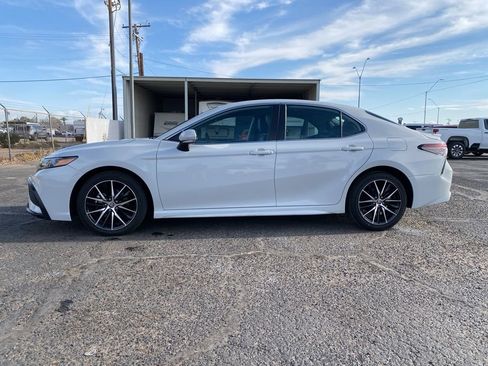 Used 2023 Toyota Camry SE FWD image 3