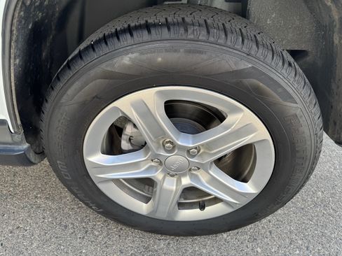 Used 2024 Jeep Compass Latitude AWD/4WD image 9
