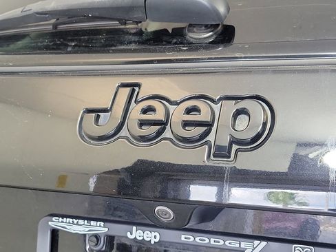 Used 2018 Jeep Compass Latitude w/ Popular Equipment Group FWD image 7