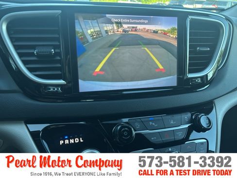 Used 2024 Chrysler Pacifica Touring-L FWD image 16