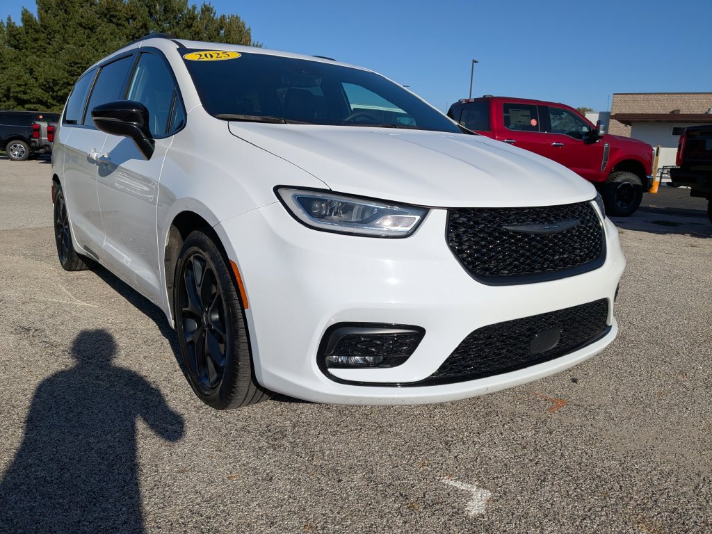 Used 2025 Chrysler Pacifica Limited FWD image 3