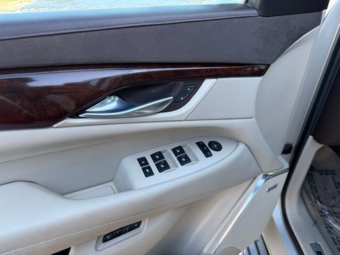 Used 2015 Cadillac Escalade Luxury image 11
