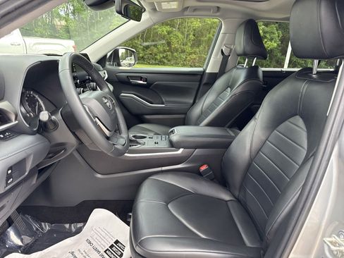 Used 2022 Toyota Highlander XLE image 11