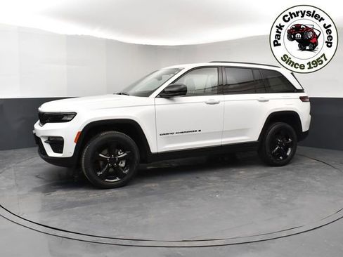 Used 2023 Jeep Grand Cherokee Limited w/ Luxury Tech Group II image 3