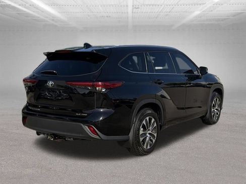 Used 2021 Toyota Highlander XLE AWD/4WD image 5