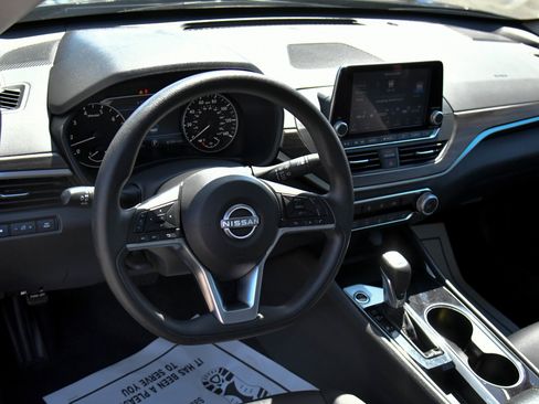 Used 2024 Nissan Altima 2.5 SV FWD image 14