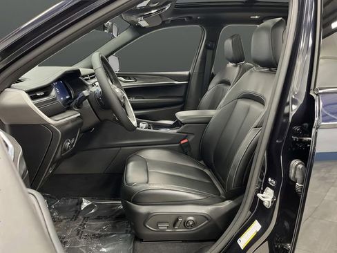 Used 2024 Jeep Grand Cherokee Limited w/ Black Appearance Package image 4