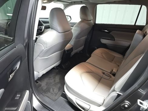 Used 2023 Toyota Highlander XLE AWD/4WD image 31
