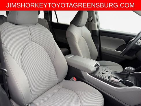 Used 2023 Toyota Highlander LE AWD/4WD image 25
