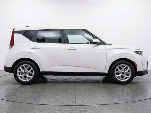 Used 2025 Kia Soul LX w/ LX Technology Package FWD image 11
