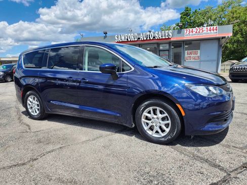 Used 2017 Chrysler Pacifica Touring FWD image 3