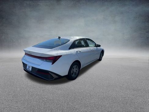 Certified 2025 Hyundai Elantra SE image 22