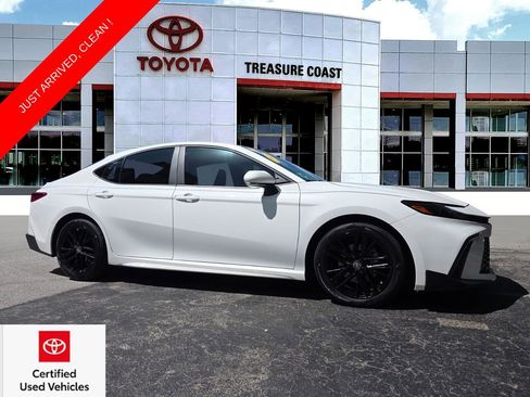Certified 2025 Toyota Camry SE FWD image 1