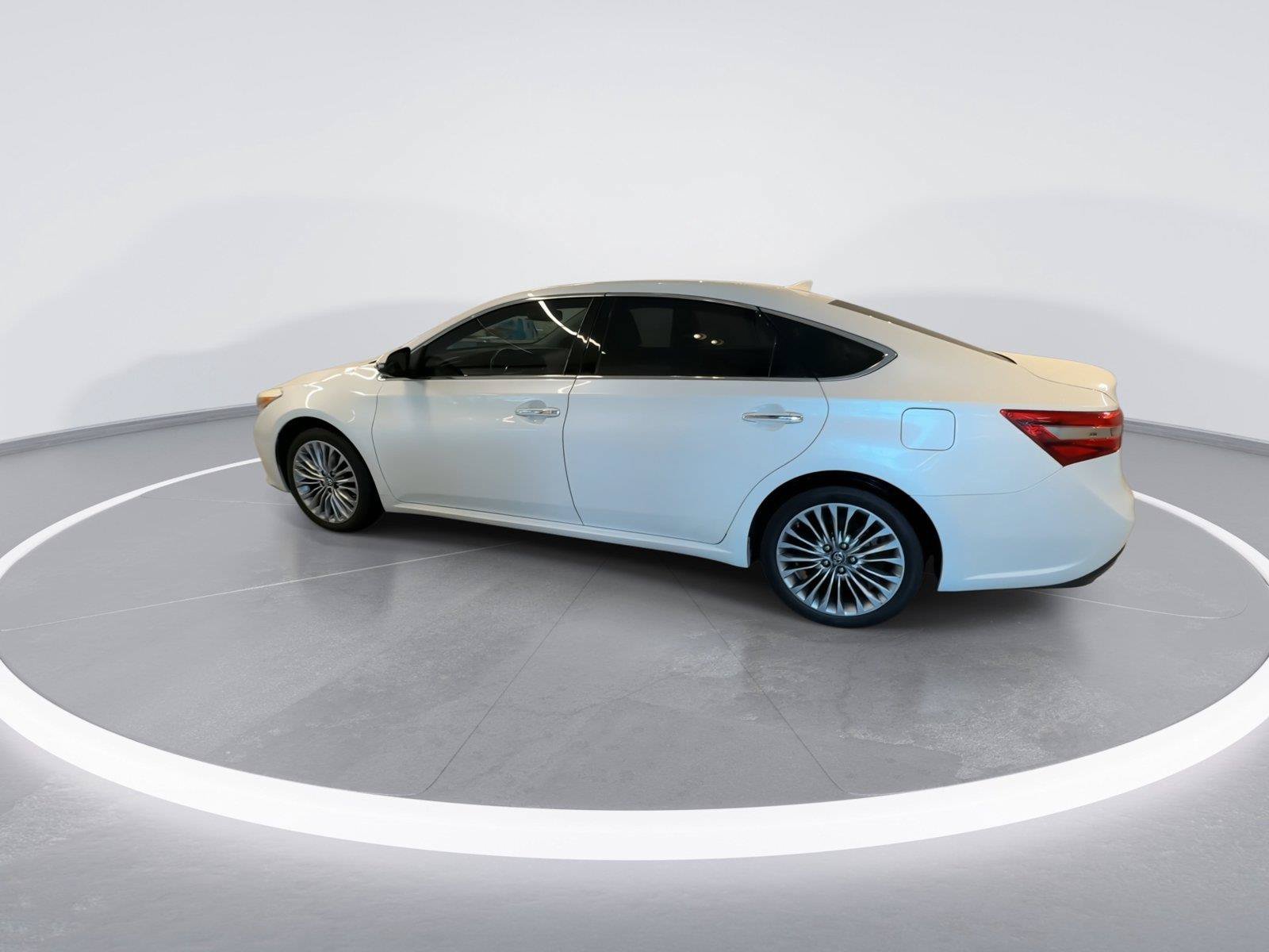 Used 2018 Toyota Avalon Limited FWD image 5