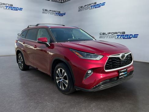 Used 2021 Toyota Highlander XLE FWD image 3