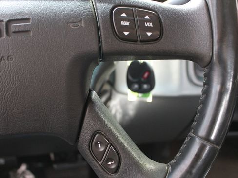 Used 2005 GMC Sierra 2500 SLE w/ Heavy-Duty Power Package AWD/4WD image 21