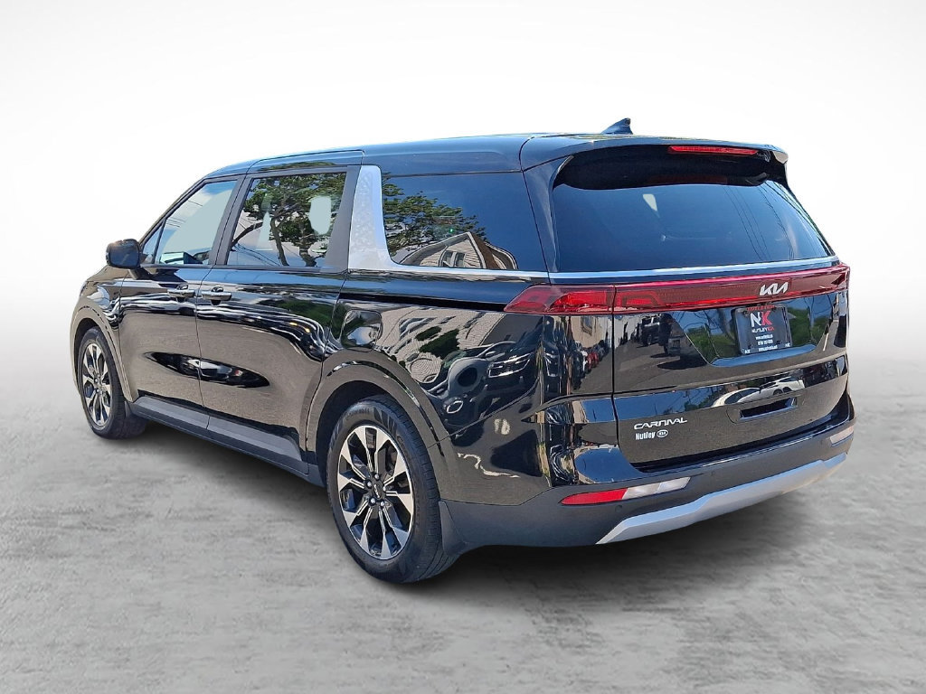 Used 2024 Kia Carnival EX FWD image 4