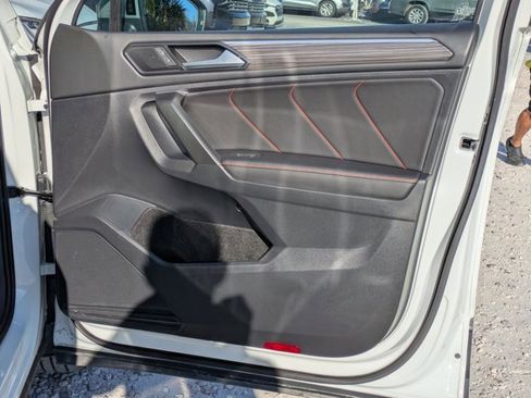 Used 2024 Volkswagen Tiguan SE image 27