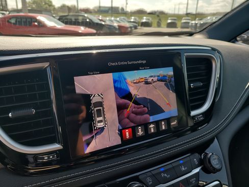 Used 2026 Chrysler Pacifica Select FWD image 17