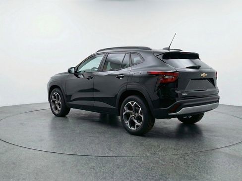 Used 2025 Chevrolet Trax LT w/ LT Convenience Package image 6