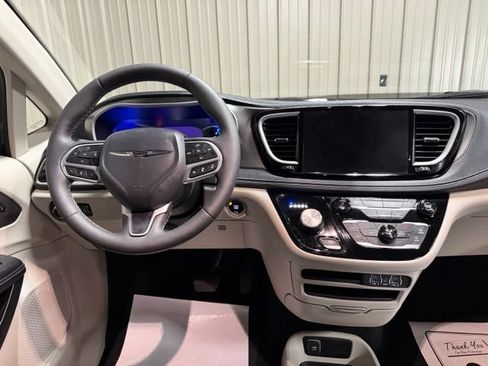 Used 2023 Chrysler Pacifica Touring-L FWD image 35