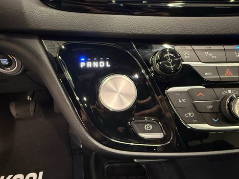 Used 2025 Chrysler Pacifica Select FWD image 14