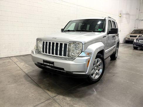 Used 2010 Jeep Liberty Limited w/ Tire & Wheel Group image 2