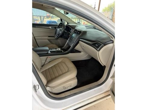 Used 2017 Ford Fusion SE w/ Fusion SE Technology Package FWD image 5