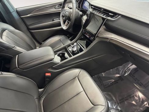 Used 2024 Jeep Grand Cherokee Limited w/ Luxury Tech Group II image 16