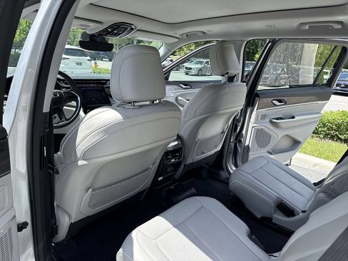 Used 2023 Jeep Grand Cherokee L Overland RWD image 34
