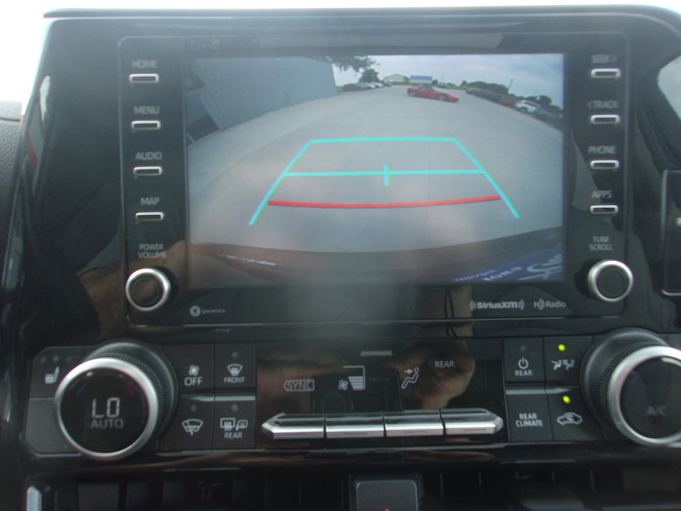 Used 2021 Toyota Highlander XLE AWD/4WD image 22