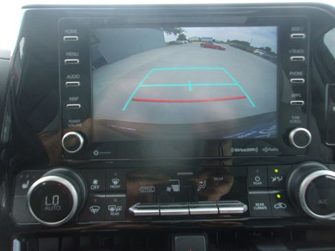 Used 2021 Toyota Highlander XLE AWD/4WD image 22