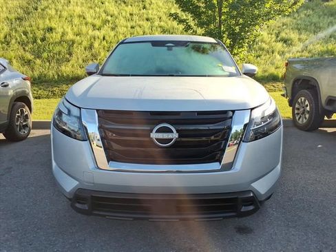 Used 2025 Nissan Pathfinder SV AWD/4WD image 10