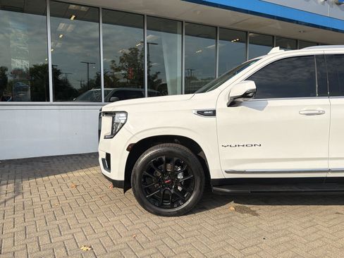 Used 2023 GMC Yukon XL SLT w/ SLT Premium Package AWD/4WD image 9