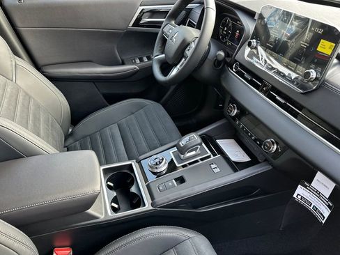 New 2025 Mitsubishi Outlander SE image 17