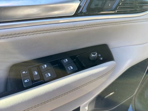 Used 2025 Jeep Wagoneer L 4WD image 12