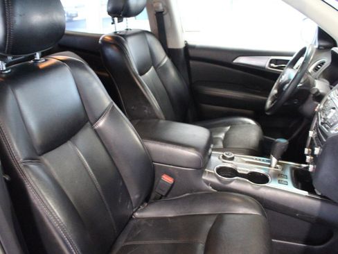Used 2019 Nissan Pathfinder SL image 16